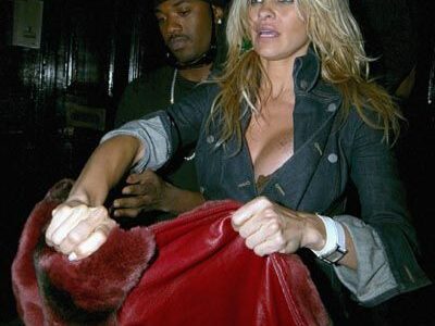 Pamela Anderson con las tetas pintadas