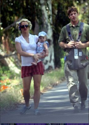 Britney en rulos por la calle &raquo; brit walk1