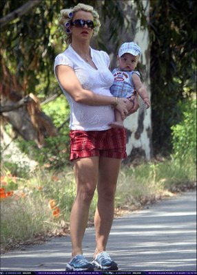 Britney en rulos por la calle &raquo; brit walk3