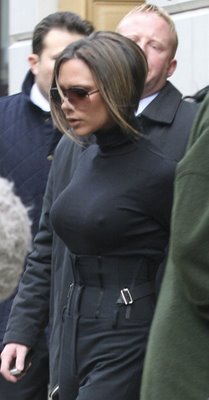 Pezones de silicona y otras historias &raquo; victoria beckham nippy 01