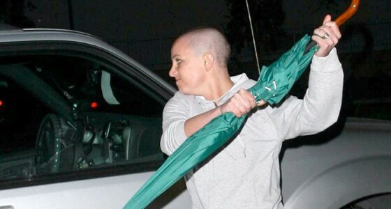 Britney Spears rompiendo un coche a paraguazos