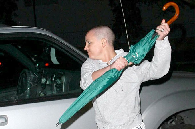 Britney Spears rompiendo un coche a paraguazos