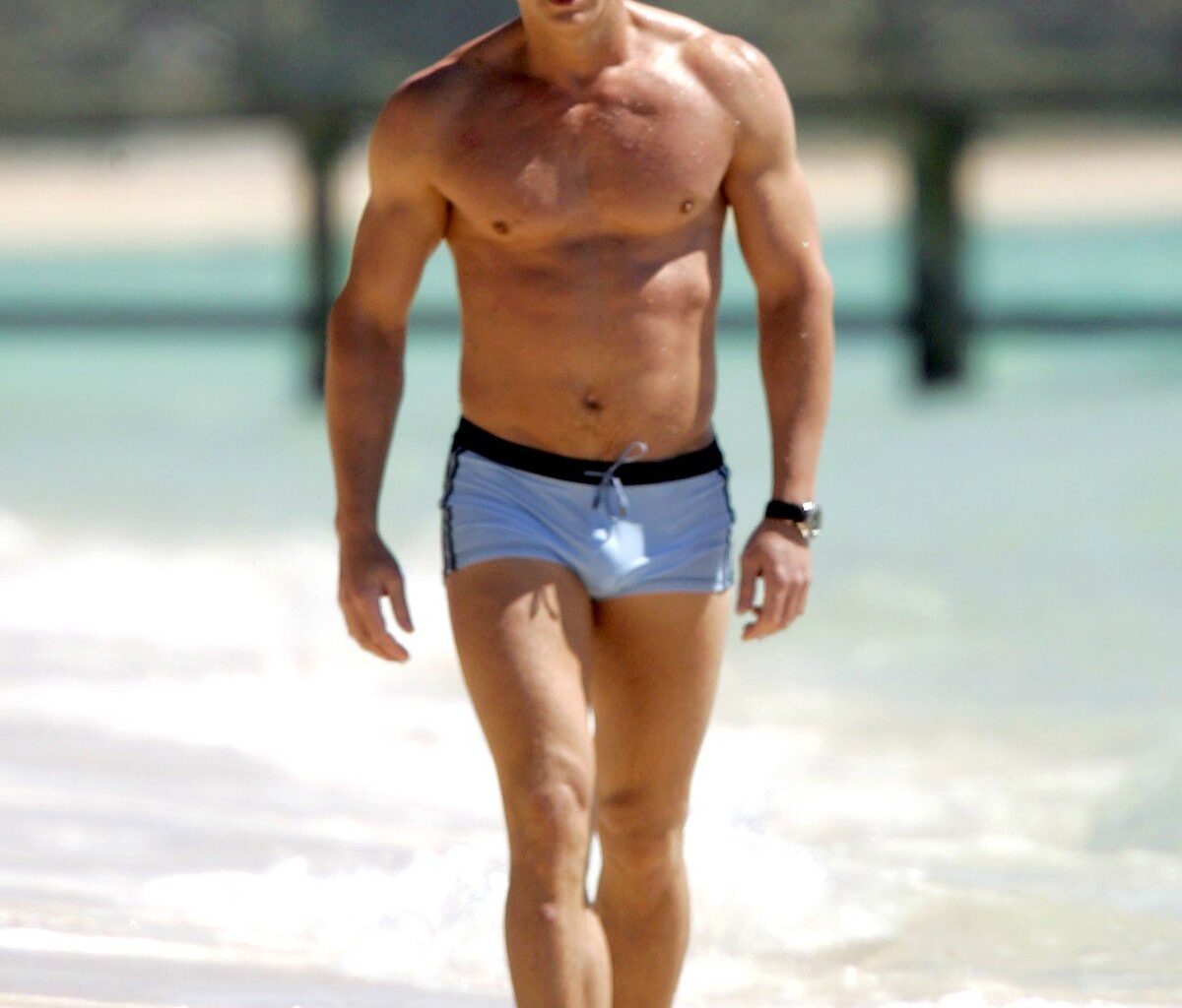 Paquete de Daniel Craig en speedo azul en la playa