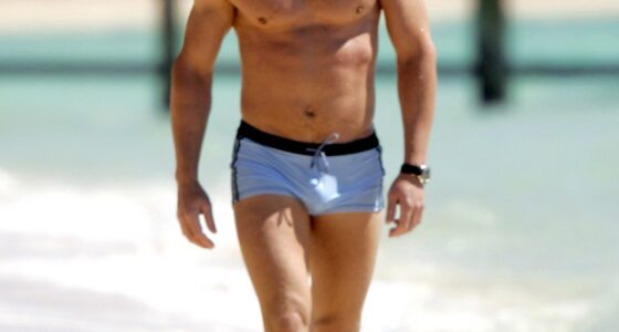 Paquete de Daniel Craig en speedo azul en la playa