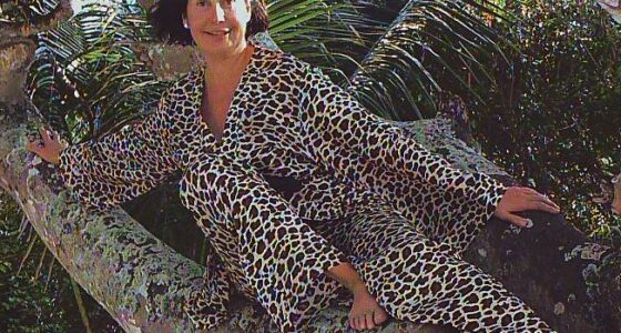 Carmen Martínez-Bordiu en Kenia (África) vestida con un leopard print para la revista Hola