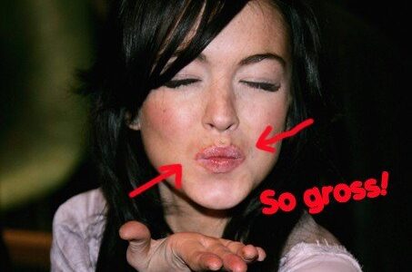 Lindsay Lohan tirando un beso