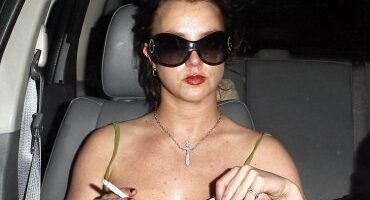 Britney Spears en un coche fumando Ducados y con un cd pirata