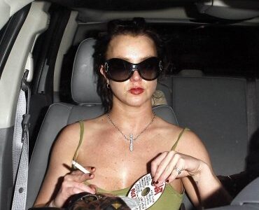 Britney Spears en un coche fumando Ducados y con un cd pirata