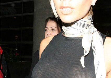 Victoria Beckham usando pezones de silicona