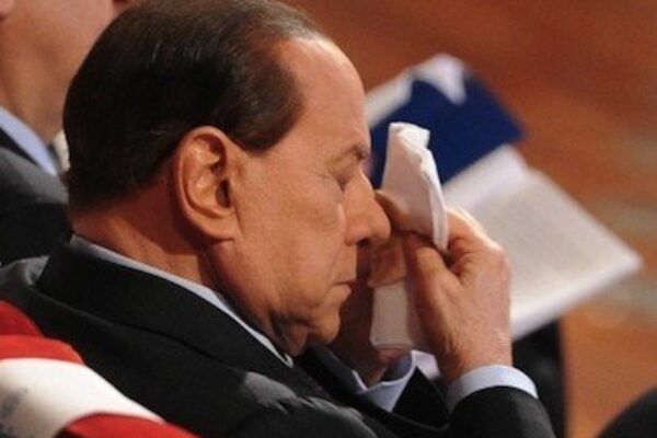 Silvio Berlusconi maquillándose en el Parlamento