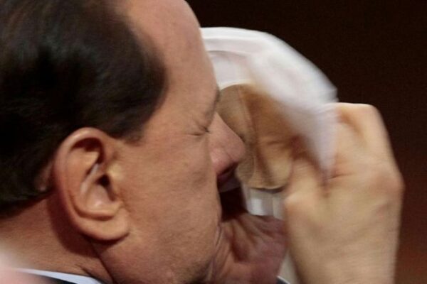 Silvio Berlusconi maquillándose en el Parlamento