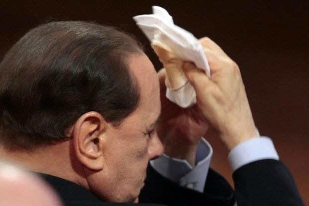 Silvio Berlusconi maquillándose en el Parlamento
