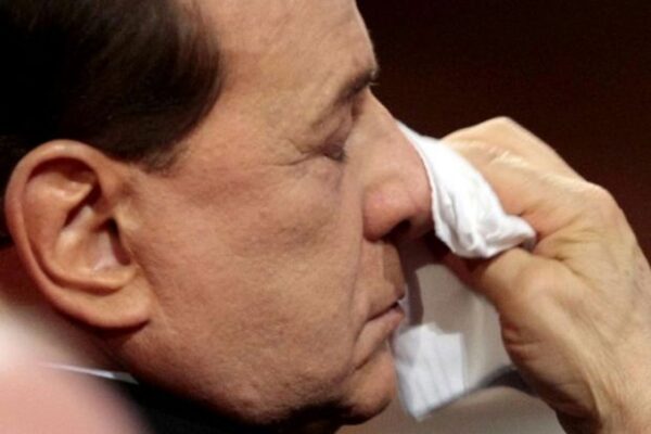 Silvio Berlusconi maquillándose en el Parlamento
