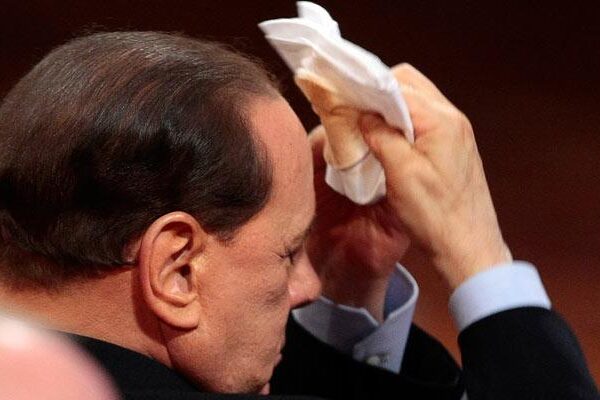 Silvio Berlusconi maquillándose en el Parlamento