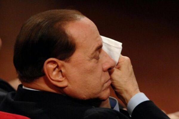 Silvio Berlusconi maquillándose en el Parlamento