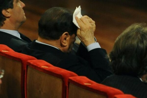 Silvio Berlusconi maquillándose en el Parlamento