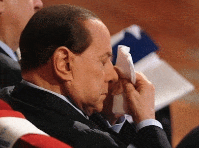 Silvio Berlusconi maquillándose en el Parlamento