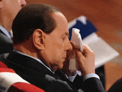 Silvio Berlusconi maquillándose en el Parlamento