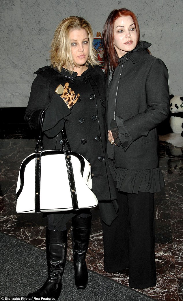 Famosas que se parecen al Joker II: Priscilla Presley » anna sui priscilla presley Anna Sui, Lisa Marie Presley and Priscilla Presley attend The The Lunchbox Auction Benefiting Food Bank For NYC & The Lunchbox Fund at Saatchi & Saatchi in New York December 6,2007 (Photo by Jamie McCarthy/WireImage)