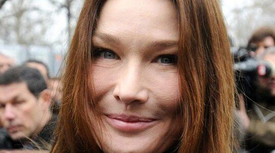 Carla Bruni - Cara operada