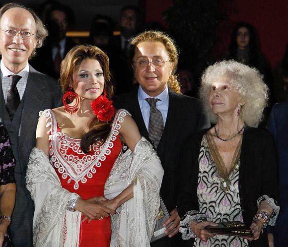 Latoya Jackson siembra el pánico en Sevilla vestida de flamenca » latoya jackson de flamenca con la duquesa de alba Latoya Jackson de flamenca con la Duquesa de Alba