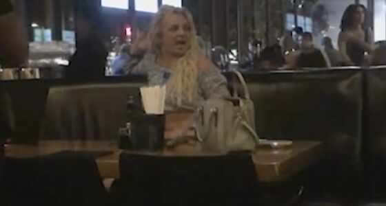 Britney Spears enloquecida en el restaurante JOEY's